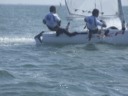 Tom & Averell:  chacun sa poutre www.ffvoile (12)